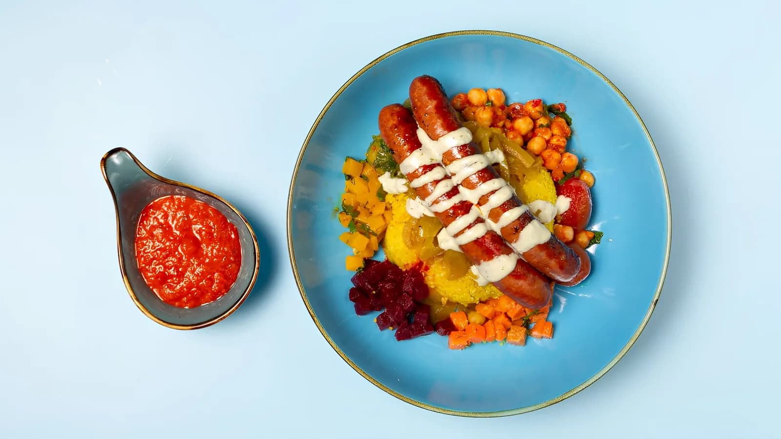 Sahara Soul Bowl von oben: Lamm-Merguez mit Kichererbsen und einer Schale Harissa daneben
