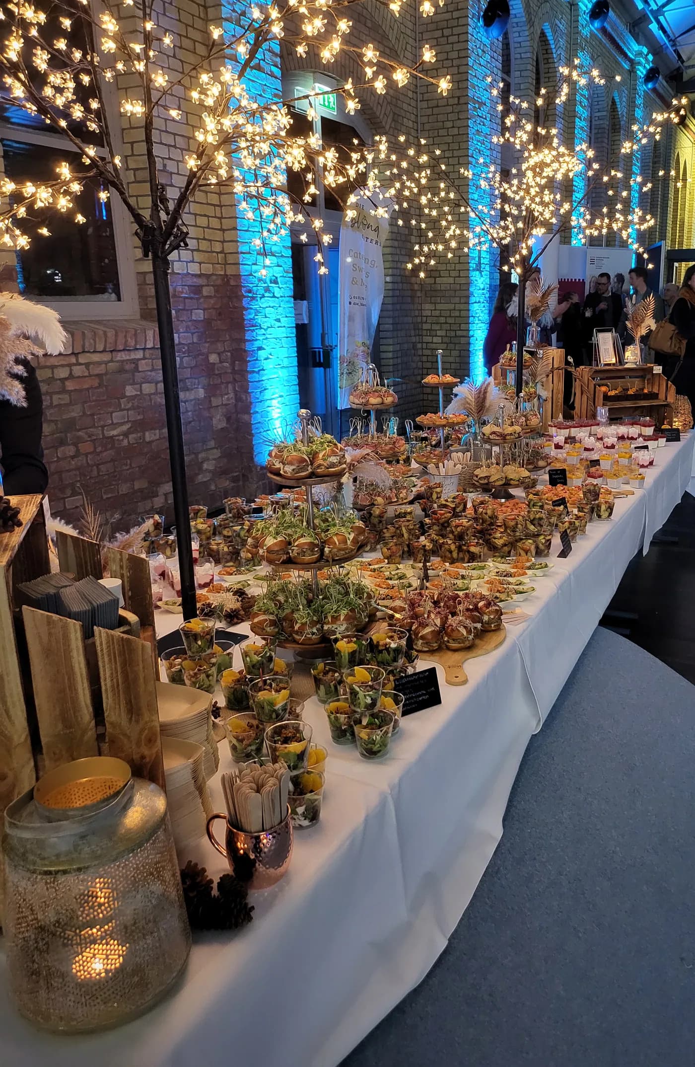 Buffet bei einer Firmenfeier: Tajines aus Ton, Messinglaternen und warmes Licht