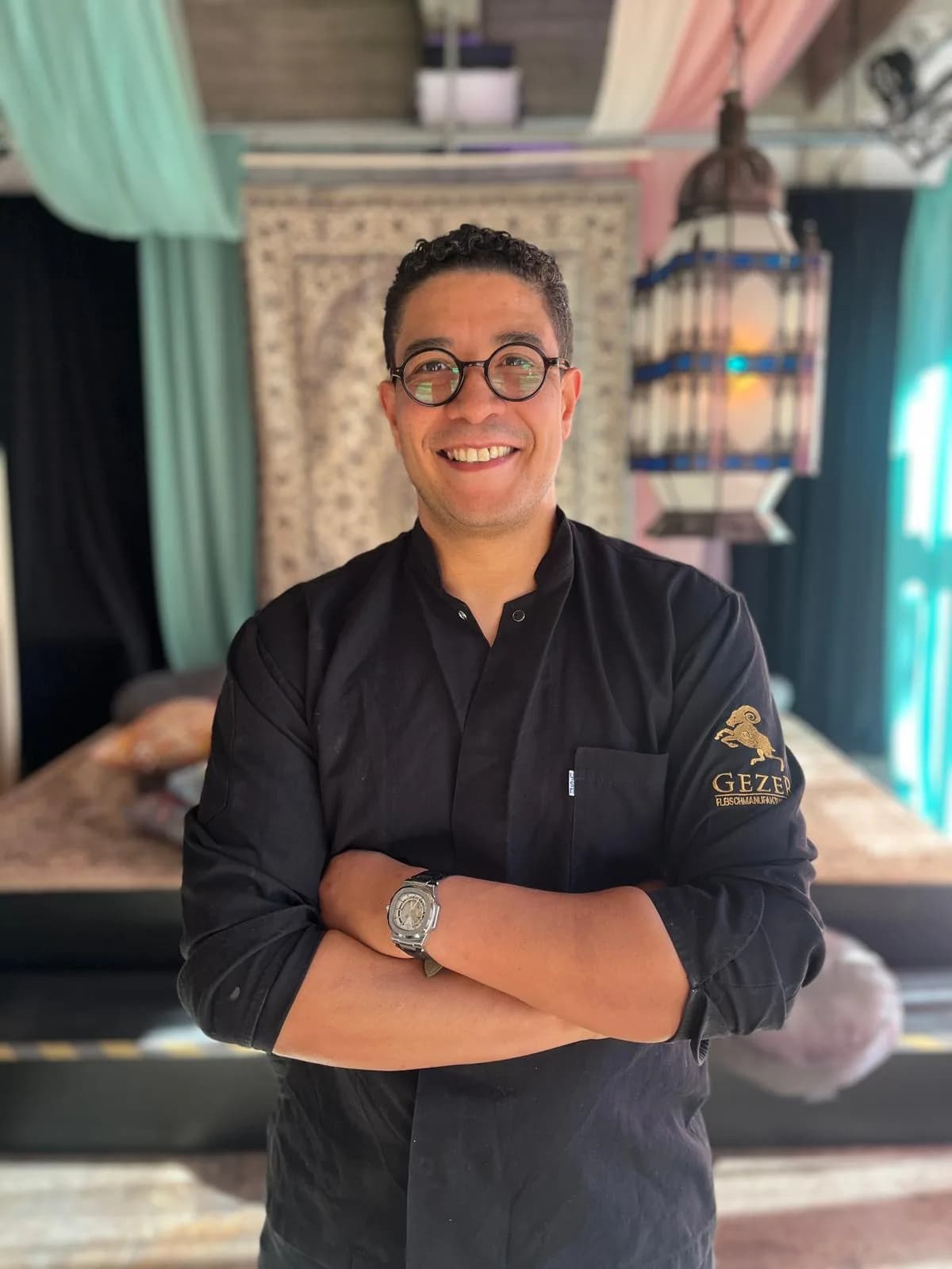Küchenchef Abdallah Sebban von BAB Cuisine in Kochjacke vor einer marokkanischen Laterne